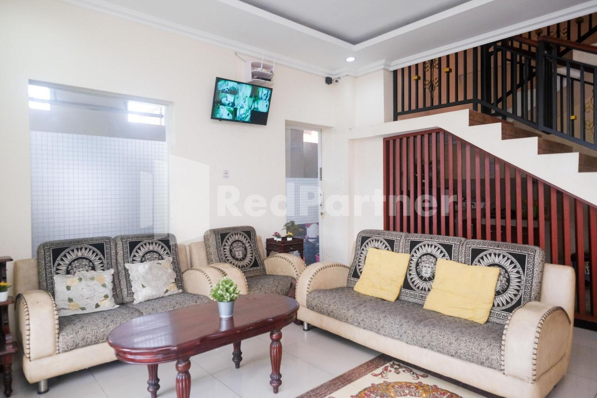 Отель Griya Loka 2 Syariah Near Simpang Lima Mitra Reddoorz Семаранг Экстерьер фото