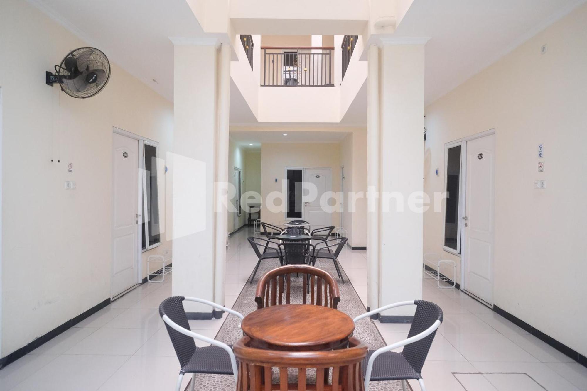 Отель Griya Loka 2 Syariah Near Simpang Lima Mitra Reddoorz Семаранг Экстерьер фото