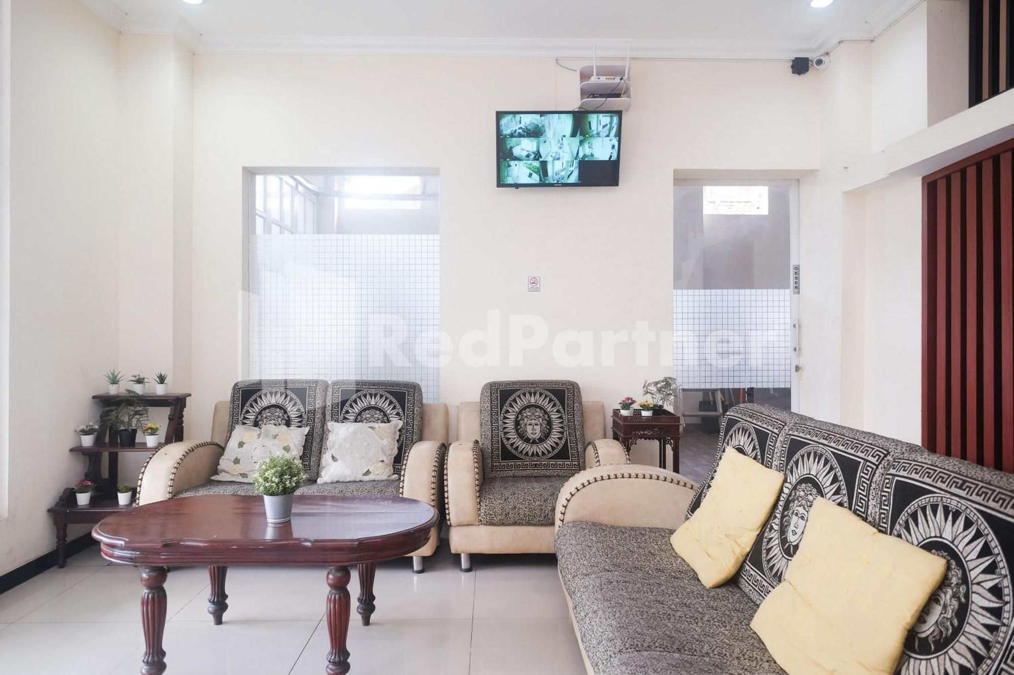 Отель Griya Loka 2 Syariah Near Simpang Lima Mitra Reddoorz Семаранг Экстерьер фото