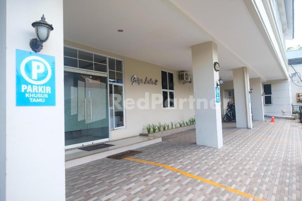 Отель Griya Loka 2 Syariah Near Simpang Lima Mitra Reddoorz Семаранг Экстерьер фото
