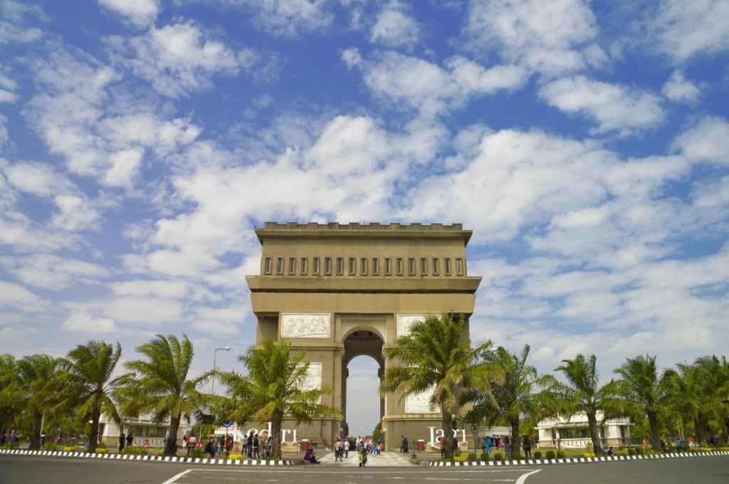 Отель Griya Loka 2 Syariah Near Simpang Lima Mitra Reddoorz Семаранг Экстерьер фото